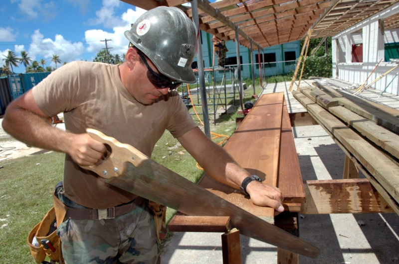 ebeniste-PUGET ROSTANG-min_worker_construction_building_carpenter_male_job_build_helmet-893290